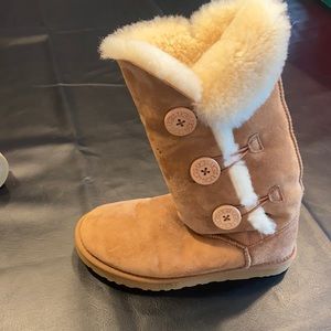 Ugh size 8 tall Button